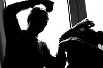 Násilí není normální. „Drtivá většina obětí domácího násilí jsou ženy, a není normální, když muž partnerku psychicky týrá nebo ji fyzicky napadá,“ říká Antonín Křoustek. Ilustrační foto.