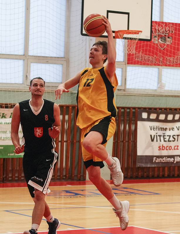 Basketbalové utkání mezi BC Vysočina a Královští sokoli.