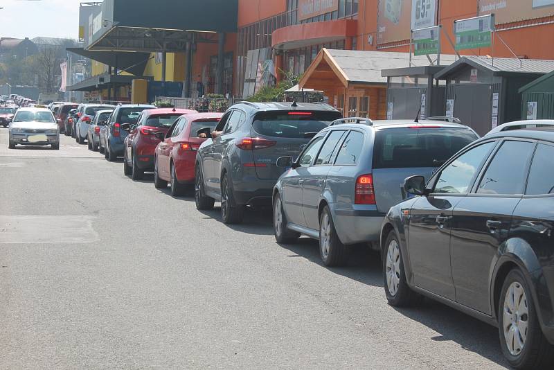 V jihlavské nákupní zóně Romana Havelky jsou dlouhé kolony. Důvodem jsou stavební práce na mimoúrovňové křižovatce dálničního přivaděče a ulice Romana Havelky.