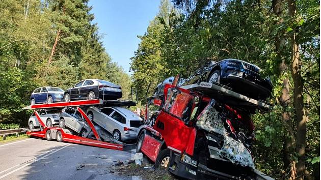 Smrtí řidiče skončila dnes dopravní nehoda čtyř vozidel u Rančířova na Jihlavsku.