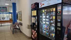 Na hlavním vlakovém nádraží v Jihlavě musí hladovým cestujícím stačit automaty.