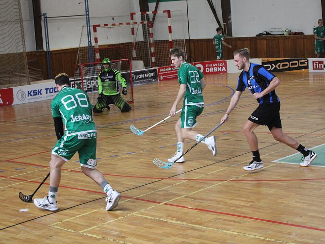 Florbalisté SK Jihlava (na snímku v zeleném v utkání proti Floorball Club Falcon) hrají po prvních dvou zápasech druhého kola play-up s Kadaní nerozhodně 1:1.