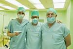 Jihlavští oční lékaři jako první v České republice voperovali pacientovi s diabetickými problémy nový nitrooční implantát Iluvien.