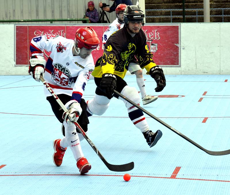 Hokejbalisté SK Jihlava B (v bílých dresech) přešli přes rivala z Třebíče v nejrychlejší možné době. Po dvou výhrách se už mohou těšit na nedělní první semifinálový duel.