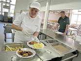 Školní oběd. Kuchařské týmy ve školách se v posledních letech učí vařit zdravější a pestřejší jídla. 