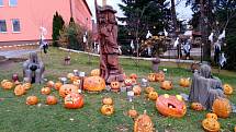 Ve Stonařově si členové místního Sokola připravili bohatou halloweenskou výzdobu.