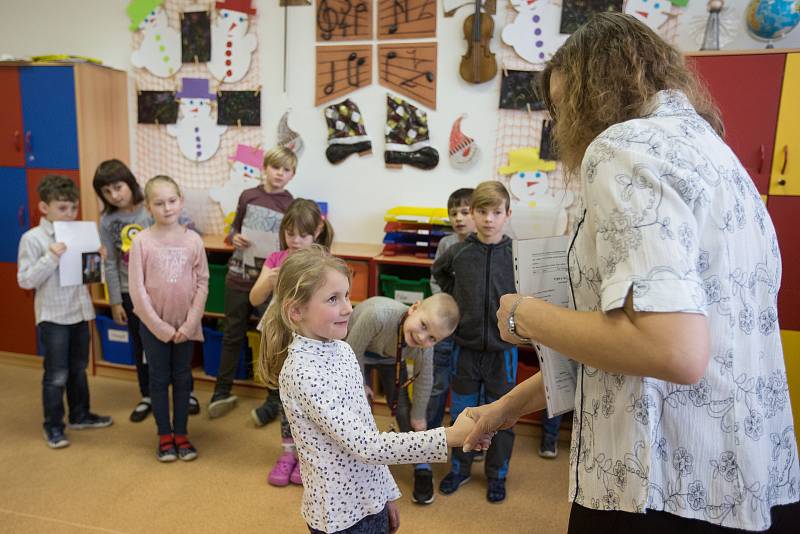 Předávání vysvědčení pro velmi nadané děti v jihlavské Základní škole v ulici Demlova.