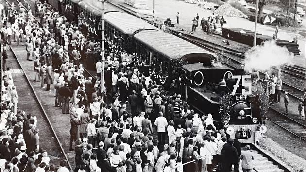 Na železnici slaví. Letos trať Kostelec - Slavonice slaví 120 let provozu. Na starých fotografiích je oslava 75 let tratě.