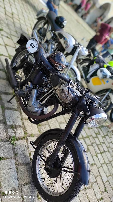 Do historické Telče zavítaly motocykly britské značky Norton.