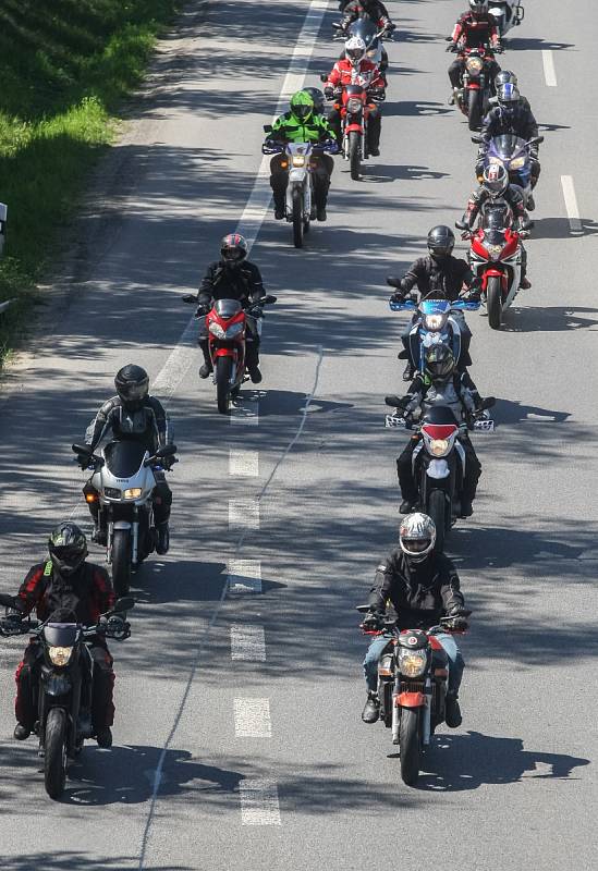 Motorkáři se rozloučili se zesnulým kolegou poslední jízdou.