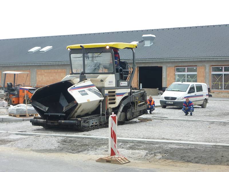 Bagry se zakously do bývalého Jospa v únoru 2008, nový market otevřel v prosinci 2010.