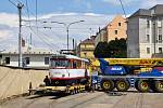 Nakládka tramvaje v Olomouci na cestu do Jihlavy.