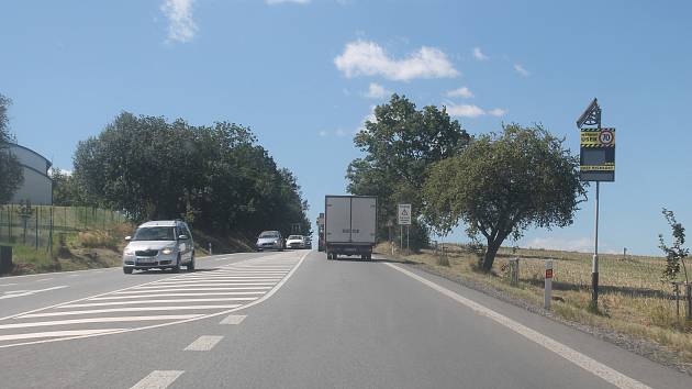 Řidiči na Hosovském kopci zatím míjí jen informační radar. Ten však už delší dobu nefunguje.