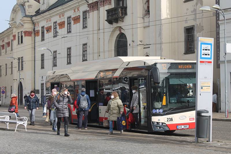 Cestující v jihlavské MHD mají od čtvrtka 25. února novou povinnost - používat respirátory nebo dvě roušky.