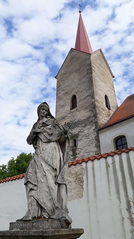 Cesta Na Dlážkách v Telči spojuje historické centrum města s kostelem Matky Boží na Starém Městě. Cesta vede podél Staroměstského rybníka a lemují ji barokní sochy světců.