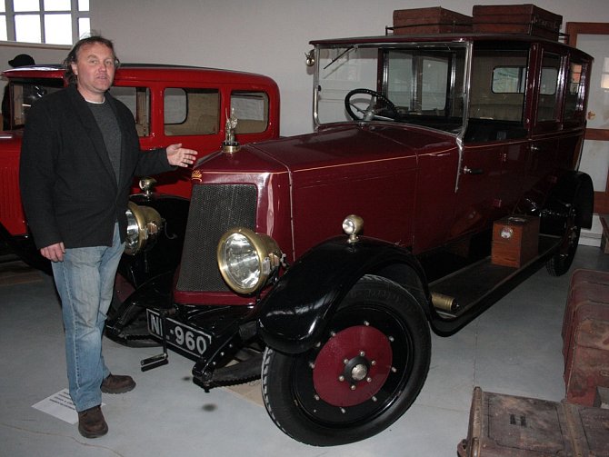 Automobil značky Armstrong Siddeley od roku 1919 sloužil jako limuzína pro sira Huberta Swinburnea a jeho rodinu. Nyní je k vidění v muzeu techniky v Telči, kam byl zapůjčen. Nese jméno Nellie podle původní značky NL.