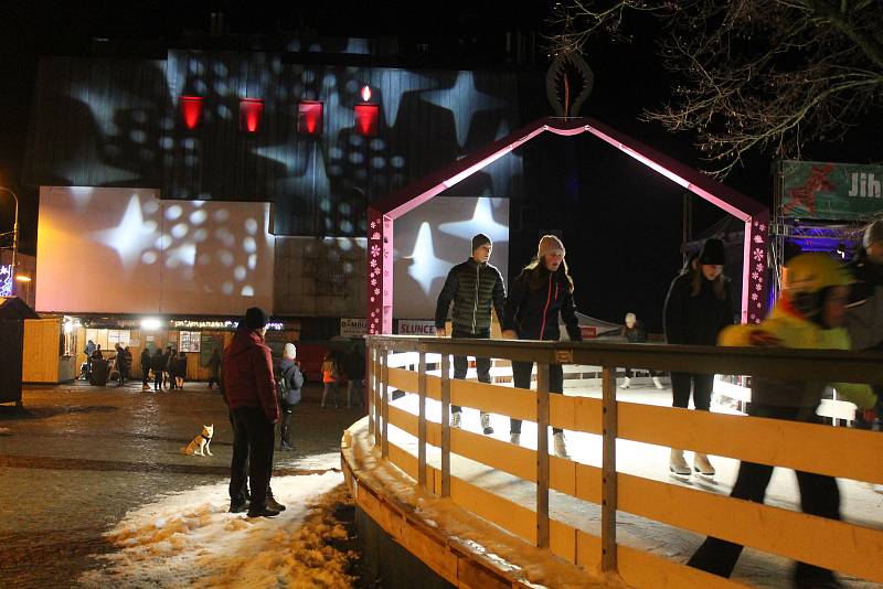 Centrum Jihlavy je krásně osvětlené, na kluzišti bruslí lidé, ta pravá adventní atmosféra ale chybí.