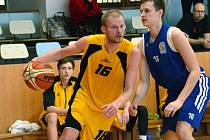 Basketbalisté BC Vysočina (s míčem Jiří Bubák) koncovku nedělního zápasu nezvládli. Nymburk B si nakonec odvezl vítězství o čtyři body.