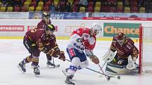 Středeční prvoligové derby mezi hokejisty Dukly Jihlava (ve vínových dresech) a Horácké Slavia Třebíč rozhodly až samostatné nájezdy.