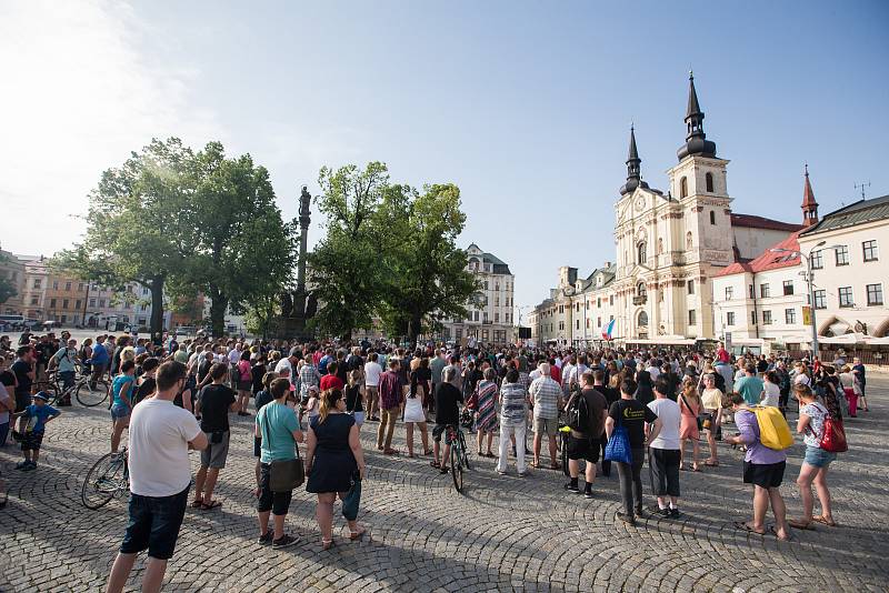 Masarykovo náměstí v Jihlavě - srovnání místa před a po při omezení pohybu z důvodu šíření koronaviru.