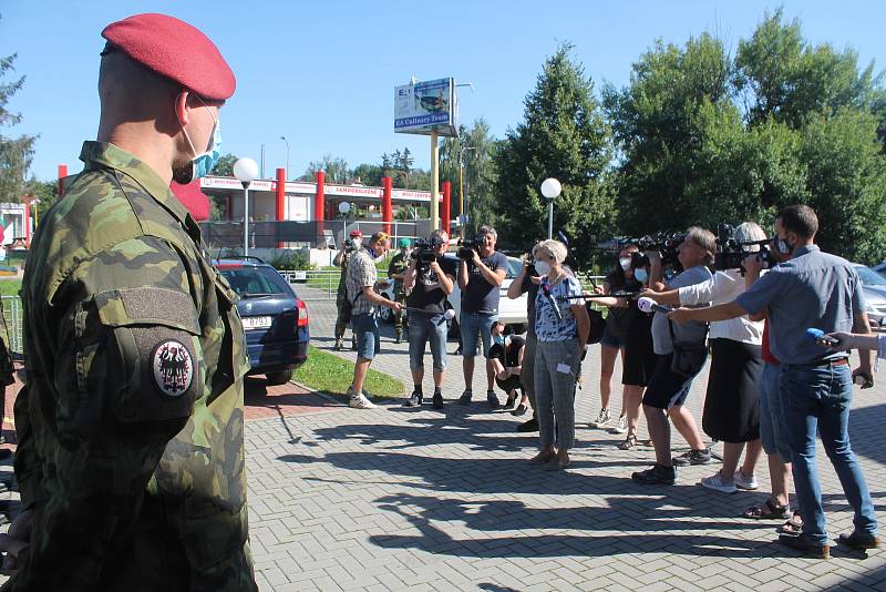 Vojáci přijeli v poslední červencový den dopoledne. Foto: Deník/