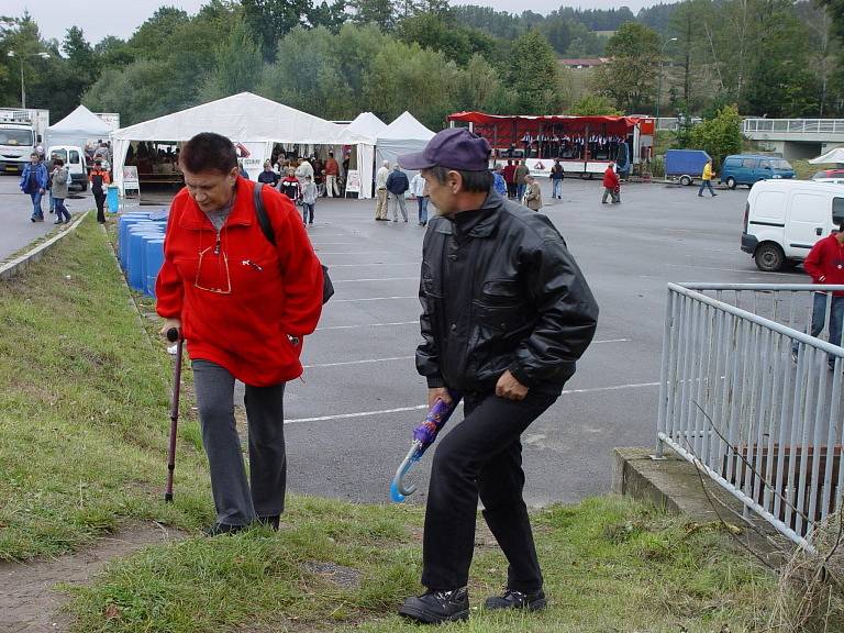 Slavnosti se konaly na firemním parkovišti v Kostelci.