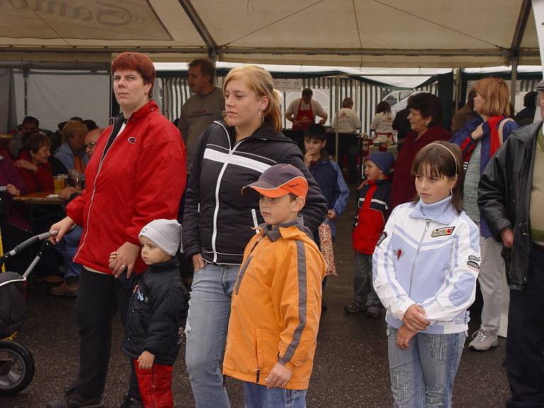 Kostelecké uzeniny udělaly sobotní slavnosti pro zaměstnance. Právě oni a jejich rodinní příslušníci byli hlavně mezi diváky.