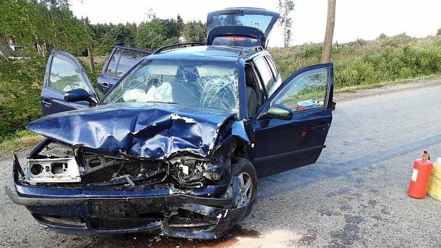 Dvě osobní auta se v úterý před sedmou hodinou ráno srazila na silnici mezi Janovicemi a Rudolcem.