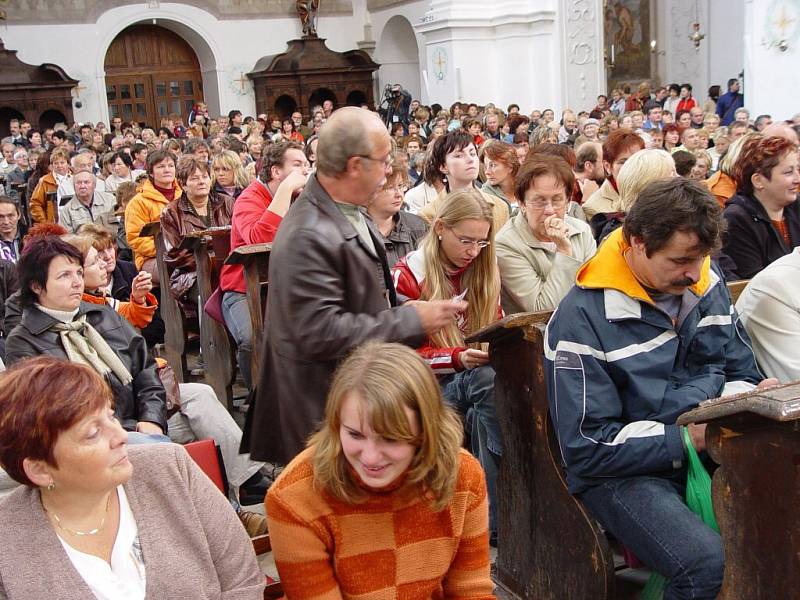 Na nedělní koncert Daniela Hůlky se přišlo do polenského chrámu podívat kolem jedné tisícovky diváků. 