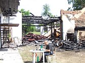 Ze stodoly v Rodinově toho po nočním požáru mnoho nezbylo. Hasičům pomohlo při ochraně sousedních stavení i počasí.