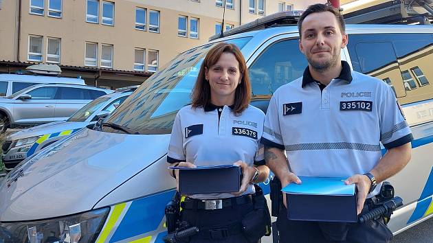 Policisté Alena Frank a Tomáš Vendl obdrželi skleněnou Plaketu Krajského ředitelství policie kraje Vysočina za projevení odvahy a osobní statečnosti a kázeňskou odměnou.