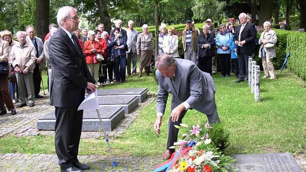 Uctění památky obětí druhé světové války, na straně odsunovaných Němců.