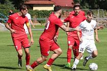 Fotbalisté Staré Říše (v červeném) se s nevydařeným podzimem v divizi D rozloučili domácí vysokou porážkou 0:4 od Slavoje Polná.