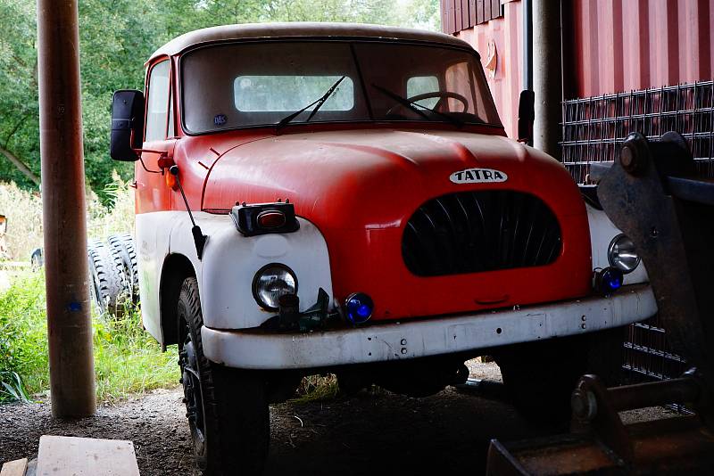 Po Jihlavsku se projížděla veteránská auta a motorky.