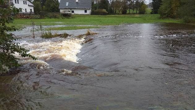 Hladiny Svratky a Sázavy po úterním dešti překročily první povodňový stupeň