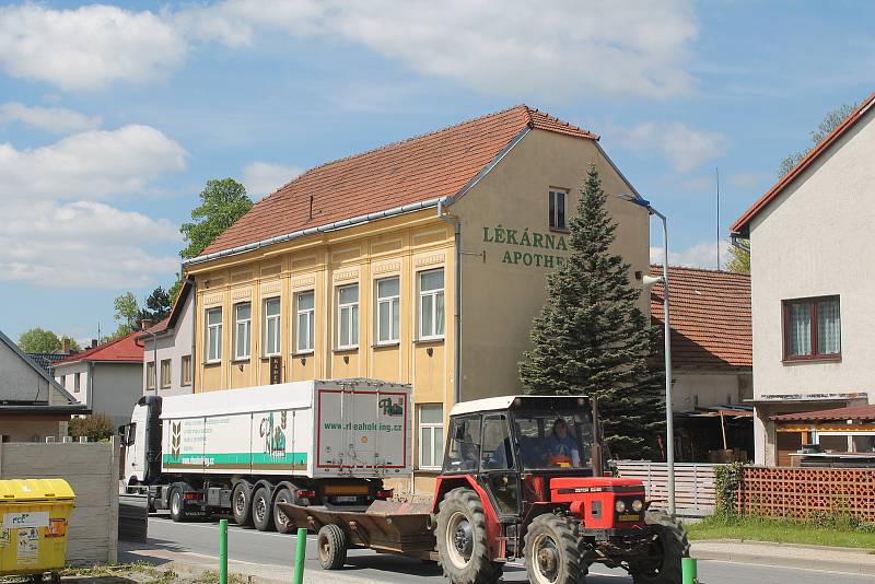 Stonařov trpí hustou dopravou, trápí ho osobní auta, kamiony i zemědělské stroje.