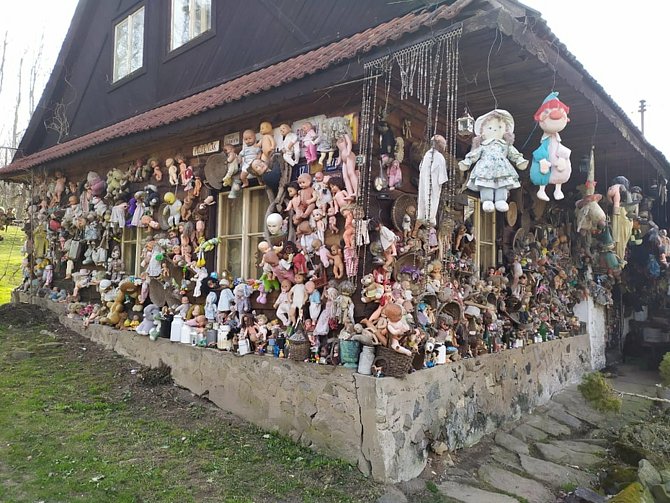 Výlet, který děsí. Dům oběšených panenek ve Rváčově u Hlinska.