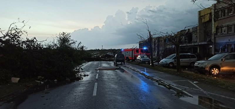 Na Břeclavsku a Hodonínsku zasahují jihomoravští hasiči u několika desítek poničených objektů.