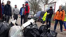 Odpadky na výpadovce z Hodic do Telče mívají každý rok podobný charakter. Kelímky, pet lahve, obaly od cigaret a kusy aut. Moto klub Hodice a Myslivecké sdružení Stráň vyčistili struhy u silnice v neděli 14. dubna v rámci akce Čistá Vysočina.