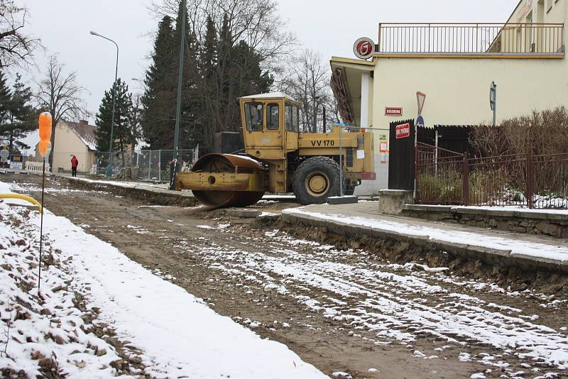 Ulice Jiřího z Poděbrad je uzavřená, práce stojí a řešení celé situace se nepříjemně natahuje.