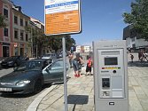 Parkovací automaty nejen na Masarykově náměstí v Jihlavě nabízí novou službu. Řidiči mohou na uhrazení nákladů použít svou platební kartu.