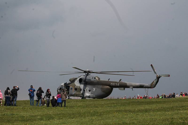 PARAŠUTISTÉ A VRTULNÍK. Návštěvníci akce k výročí paravýsadku Out Distance si mohli prohlédnout vojenský vrtulník Armády České republiky. Parašutisté se potom snesli z nebe.