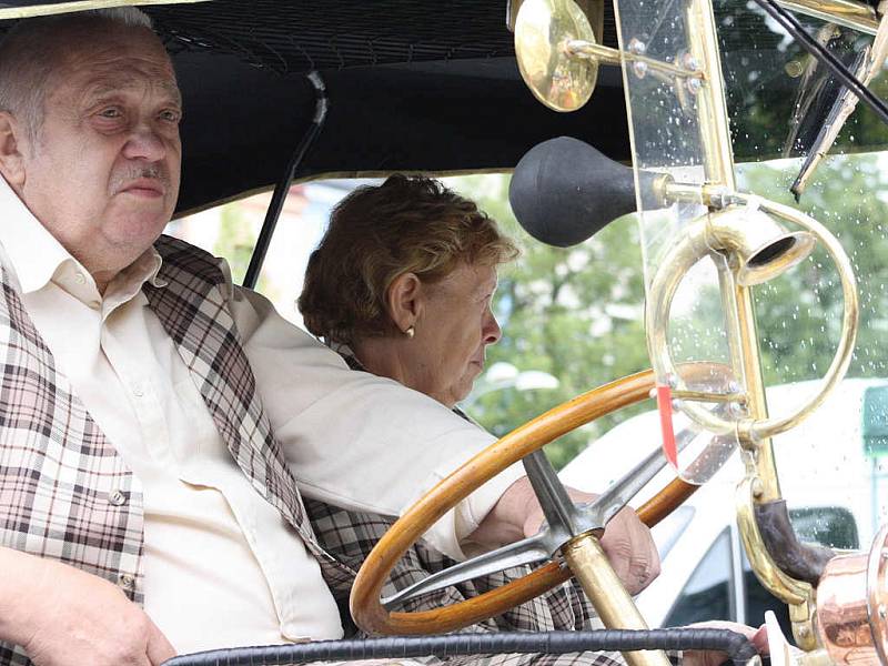 V sobotu dopoledne lákaly lidi do centra Jihlavy historické automobily a motocykly.