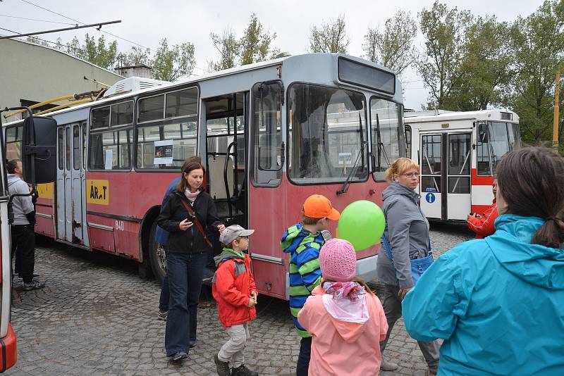 Na snímku trolejbus sovětské výroby typu Ziu, tyto vozy se do tehdejšího Československa v rámci RVHP nedovážely, ale byly využívány i mimo území SSSR, tento vůz je kupříkladu původem z dopravního podniku v Budapešti.