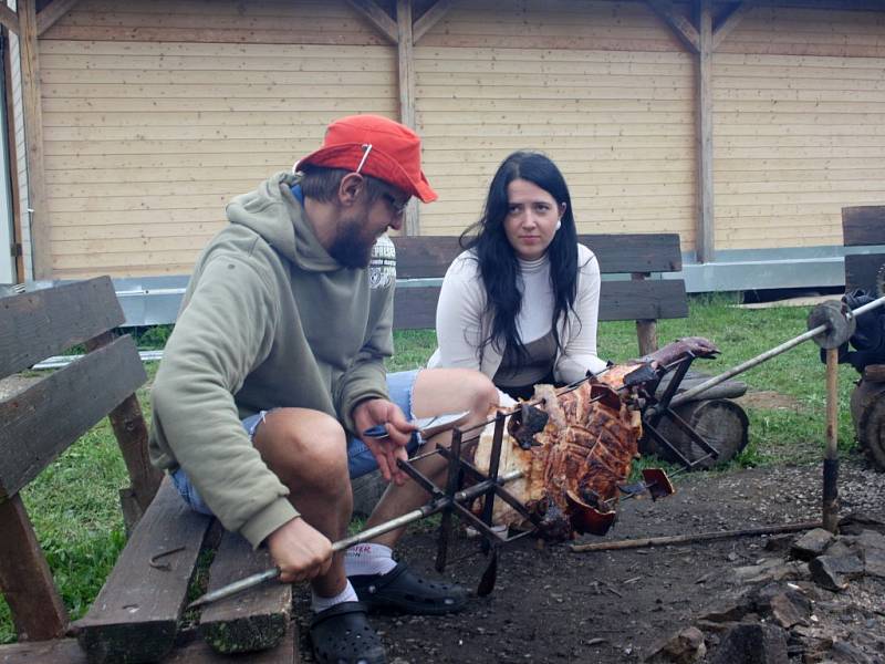 Deštivé počasí a na červenec poměrně nízké teploty potrápily organizátory hudebních festivalů v Jihlavě a na hradě Roštejn. 