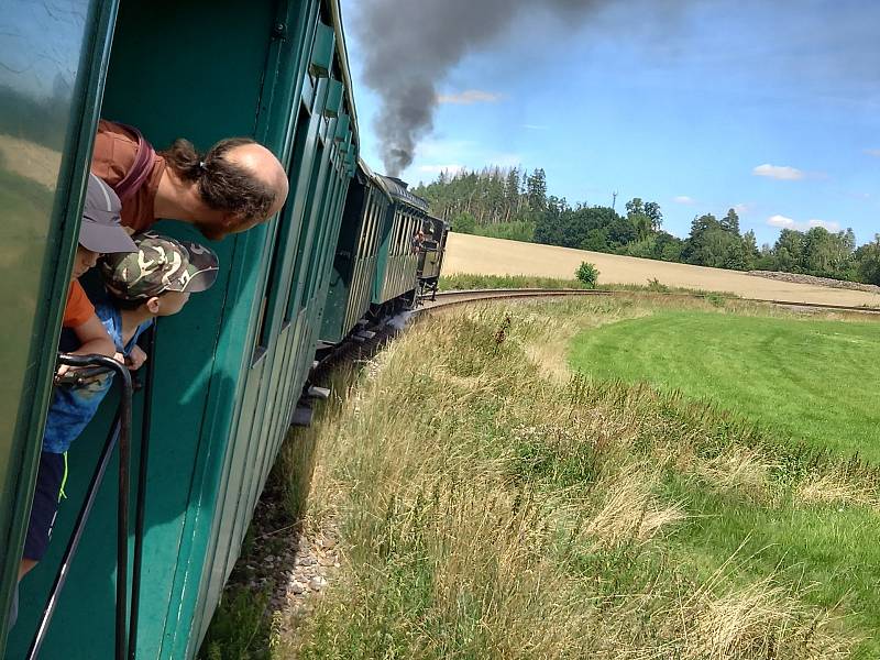 Cesta parní lokomotivou je často zážitek hlavně pro děti.