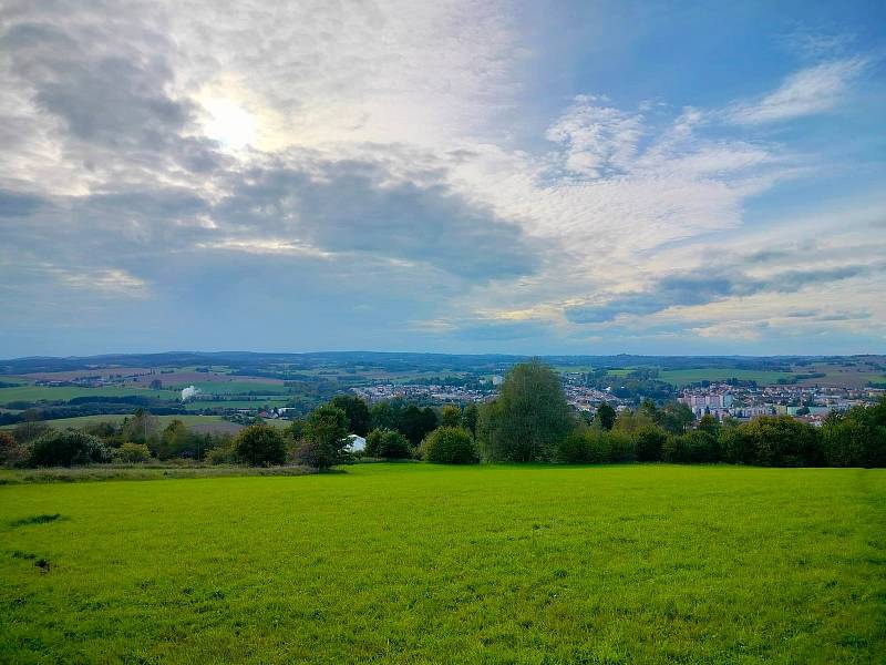 Krásné podzimní dny vybízí k procházkám po okolí. Třeba na Šibeniční vrch nad Třešť.