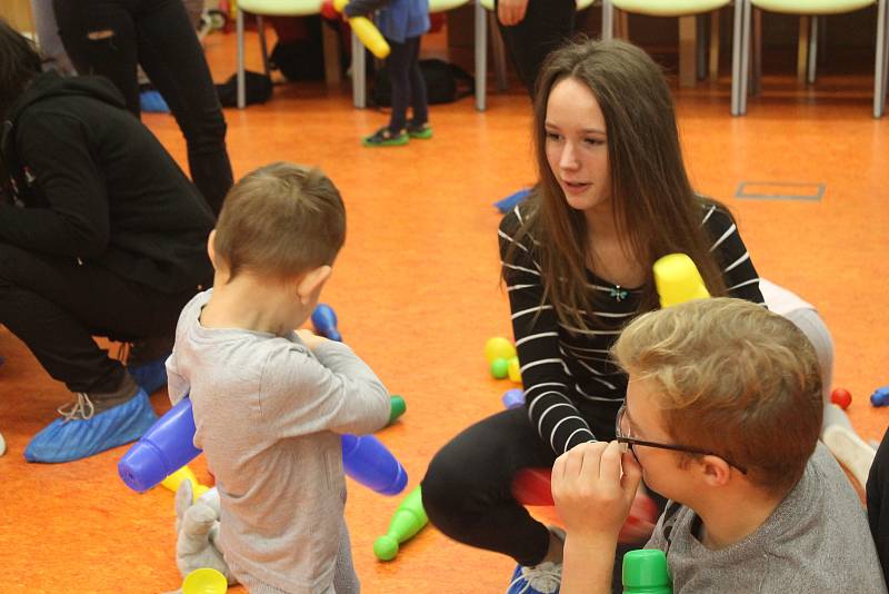 Školáci z Nížkova přivezli nejen dary, ale také si s dětmi pohráli. Foto: Deník/