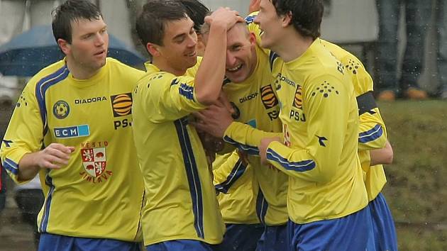 Třikrát se Jan Veselý (uprostřed) objevil v  obětí svých spoluhráčů, kteří mu gratulovali ke gólu.