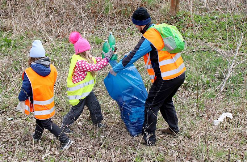 Účastníci akce Čistá Vysočina konané dne 13. dubna 2019 na závodě 3.